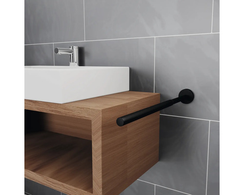 Badrum med handfat, underskåp i trä och svart handdukshållare