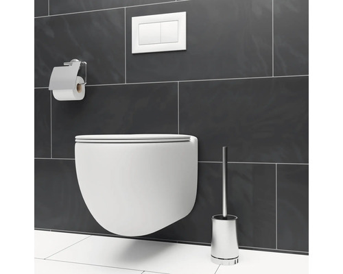 Vägghängd toalett med toalettpappershållare, spolknapp och toalettborste
