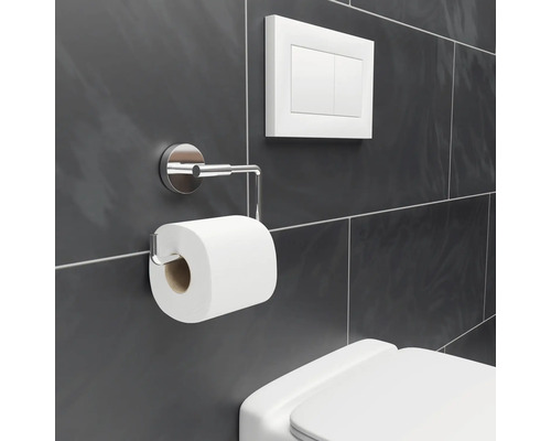 Toalettpappershållare i metall med toalettpappersrulle och manöverpanel i badrummet