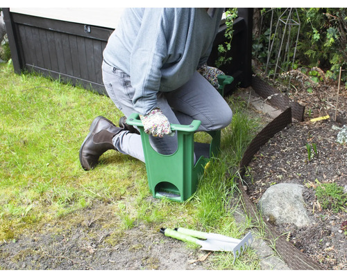 Person knäböjer på en trädgårdspall under trädgårdsarbete.
