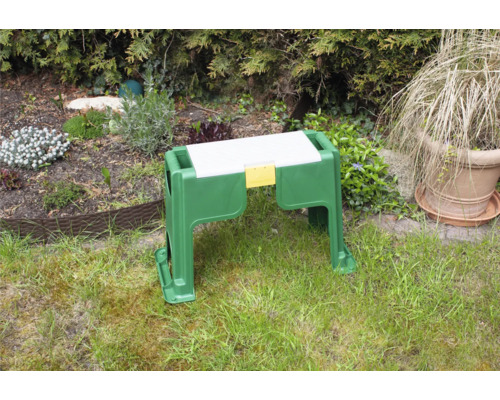 Trädgårdspall med dyna utomhus