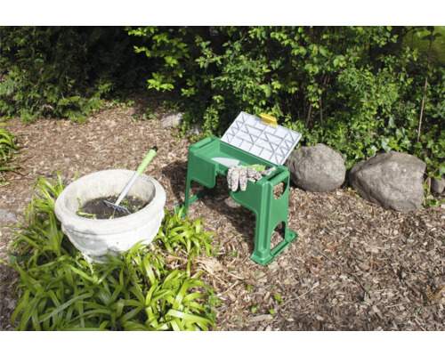 Trädgårdsscen med trädgårdsstol med verktyg