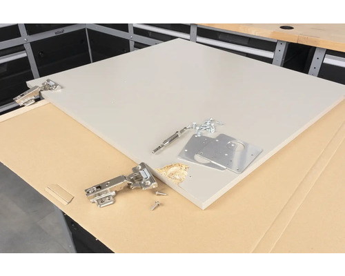 Arbetsbänk med gångjärn, monteringsplattor och skruvar