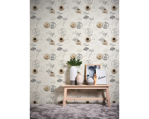 Scen med en vägg med kaffekoppsmönster, ett träbord och dekorationer