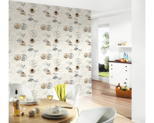 Matsal med kaffekoppsmönstrad tapet, träbord och vita stolar