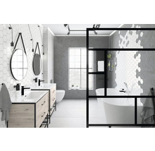 Modernt badrum med badkar, handfat, speglar och grå detaljer