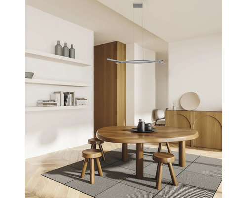 Matsal med matbord, pallar och modern hänglampa