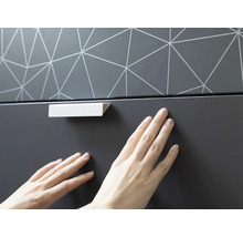 Möbeldetalj med handtag och geometriskt mönster