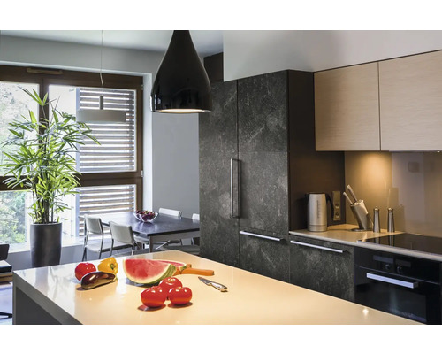 Ljust kök med köksö, matbord och krukväxt