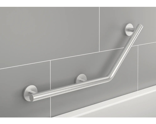 Rostfritt stålhandtag på kaklad vägg i badrummet