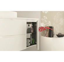 Vitt tvättställ med öppet skåp för badrumsförvaring