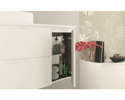 Vitt tvättställ med öppet skåp för badrumsförvaring