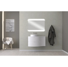 Modernt badrum med tvättställsskåp, spegel med belysning och en stol med handduk