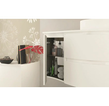 Badrum med underskåp för handfat med öppet skåpfack för förvaring av badrumstillbehör