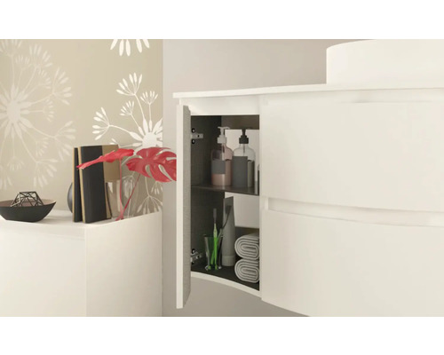 Badrum med underskåp för handfat med öppet skåpfack för förvaring av badrumstillbehör