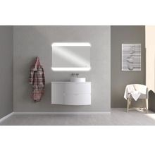 Badrum med handfat, belyst spegel och badrock