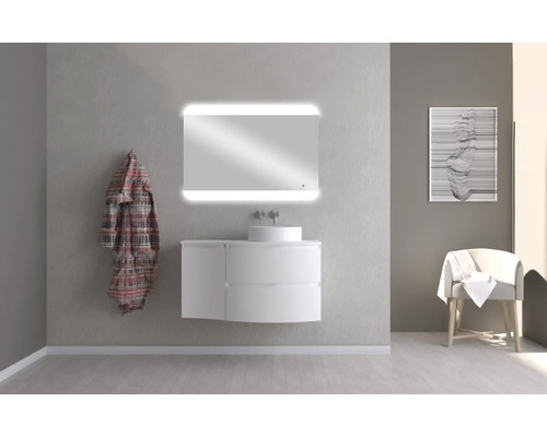 Badrum med handfat, belyst spegel och badrock