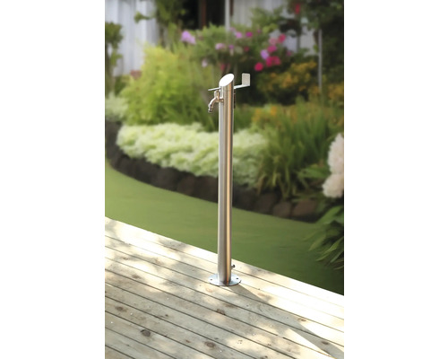 Trädgårdstappkran i rostfritt stål med kran på en träterrass