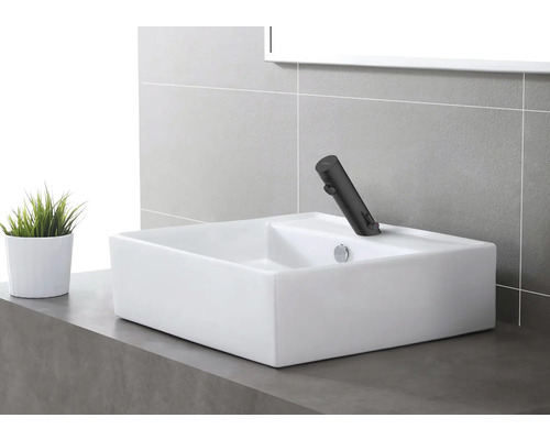 Rektangulär tvättställsskål med armatur i ett modernt badrum.