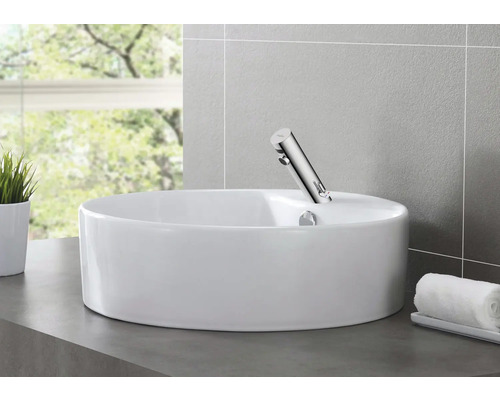 Tvättställ i keramik med armatur i ett badrum.