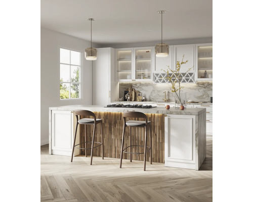 Modernt kök med köksö, barstolar och pendellampor