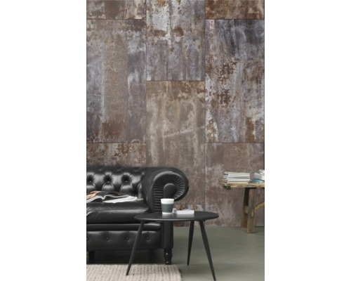 Vardagsrum med dekorativa väggpaneler i metalllook, lädersoffa och sidobord