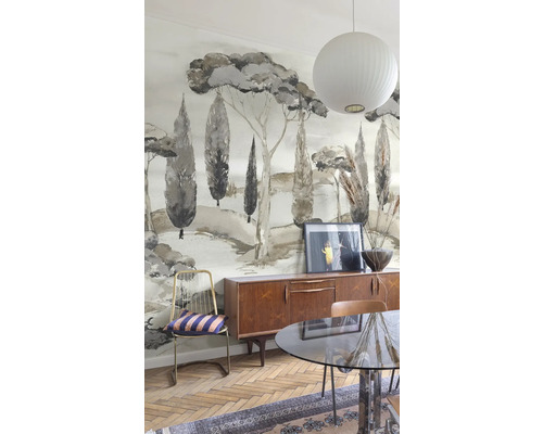 Matsal med tapet med träd, skänk och matbord