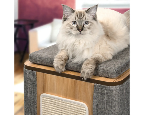 Katt ligger på en kattmöbel med klösyta