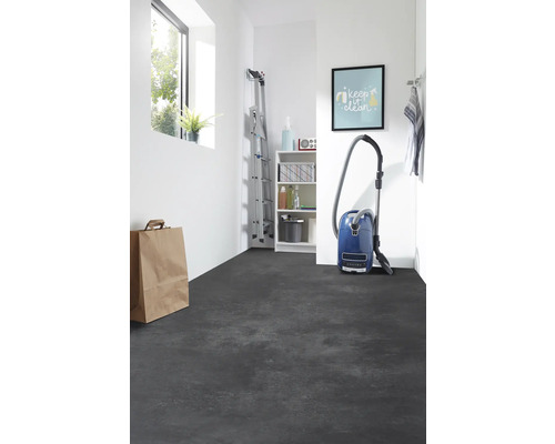 Ljust rum med mörkt golv, dammsugare, stege och förvaringshylla