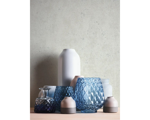 Olika vaser av glas och keramik i en rumsdekoration