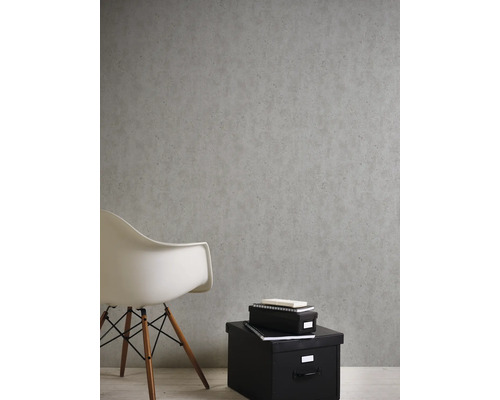 Grå betonglook tapet i rum med sittplats och förvaringsboxar