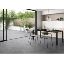 Modern matplats med tillgång till trädgården och grå golvplattor