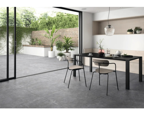 Modern matplats med tillgång till trädgården och grå golvplattor