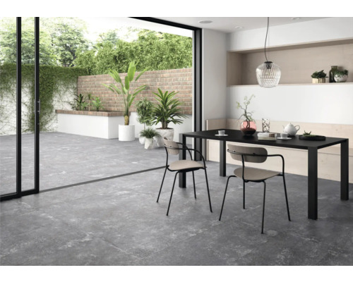 Modern matsal med terrass, grå golvplattor och svart matbord med stolar