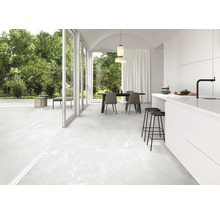 Ljust, kaklat vardagsrum med matplats och tillgång till terrassen.