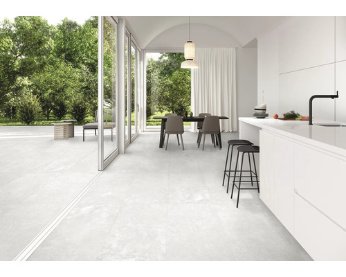 Ljust, kaklat vardagsrum med matplats och tillgång till terrassen.