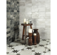 Kaklat rum med dekoration, ljus och träpall