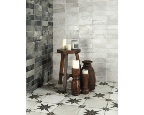 Kaklat rum med dekoration, ljus och träpall