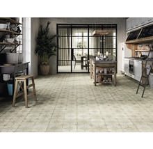 Ljust kök i lantlig stil med mosaikgolv, köksö och dekoration