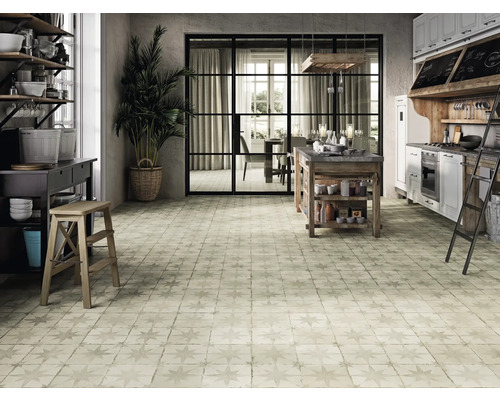 Ljust kök i lantlig stil med mosaikgolv, köksö och dekoration