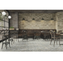 Caféinteriör med sittplatser, bord, stolar och mönstrade golvplattor