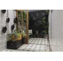 Dekorativt rum med kakelmönster, växter och vintageelement