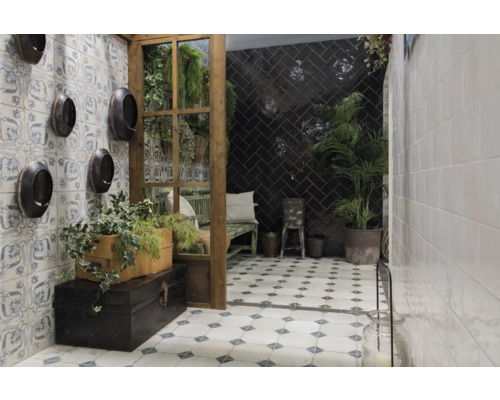 Dekorativt rum med kakelmönster, växter och vintageelement