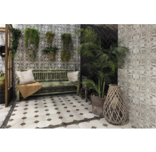 Dekorativ interiör med vintagebänk, krukväxter och väggplattor med blommönster