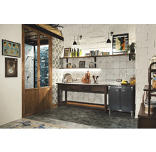 Ljust rum med träbord, hyllor och dekorativa plattor för en stilfull inredning