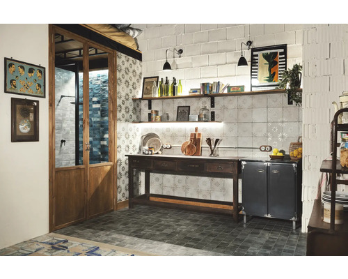 Ljust rum med träbord, hyllor och dekorativa plattor för en stilfull inredning