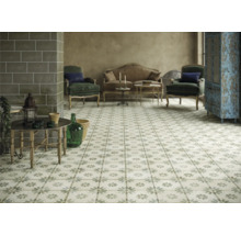 Golv belagt med plattor i vintagestil i ett vardagsrum.