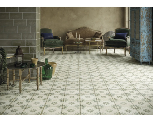 Golv belagt med plattor i vintagestil i ett vardagsrum.