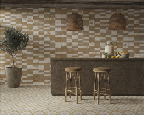 Interiör med väggplattor, golvplattor, bar och två barstolar.