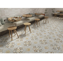 Badrum med klinkergolv i vintagestil, kompletterat med träpallar och soffor